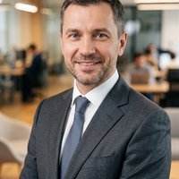 Портрет уверенного бизнесмена компании МК Геодезия на нейтральном фоне для раздела геодезического аудита